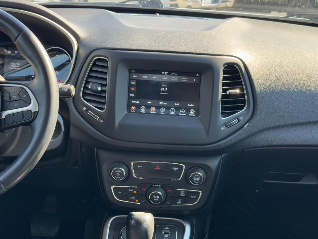 Jeep Compass Vehicle Full-screen Gallery Image 13