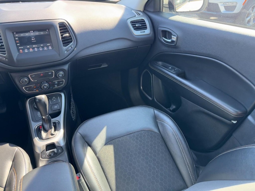 Jeep Compass Vehicle Full-screen Gallery Image 15