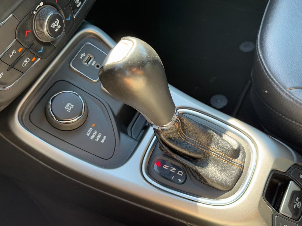 Jeep Compass Vehicle Full-screen Gallery Image 19