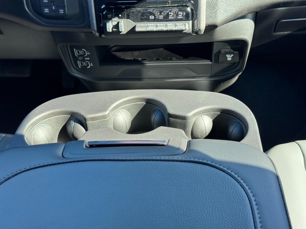 Ram 3500 Vehicle Full-screen Gallery Image 09