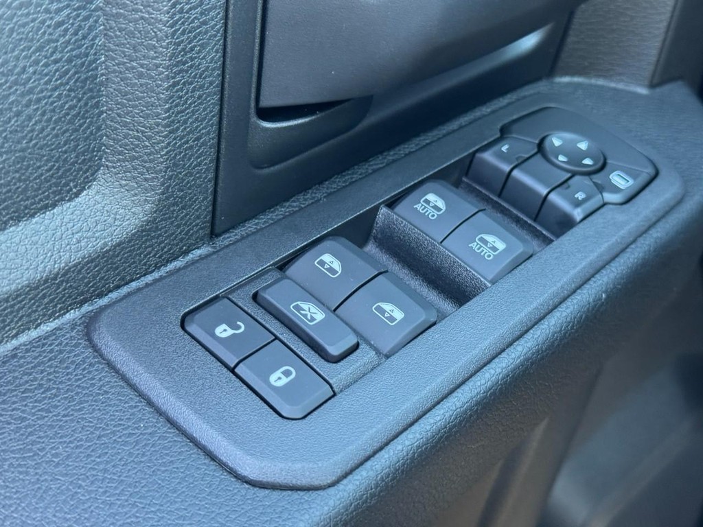 Ram 3500 Vehicle Full-screen Gallery Image 17