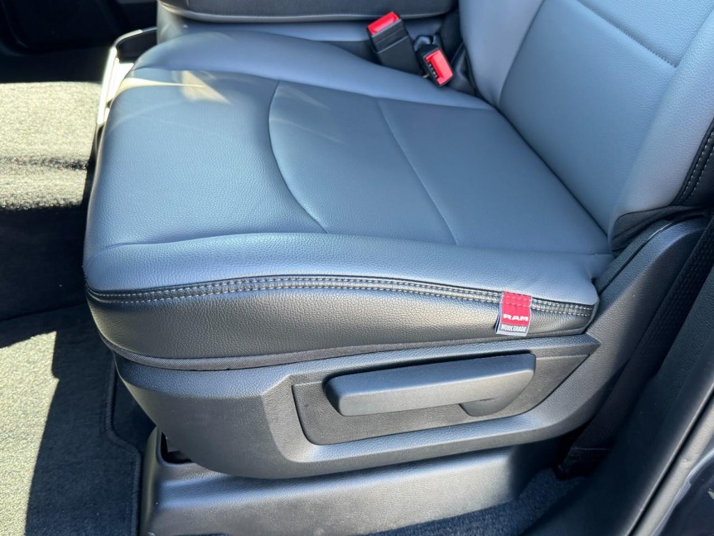 Ram 3500 Vehicle Full-screen Gallery Image 18