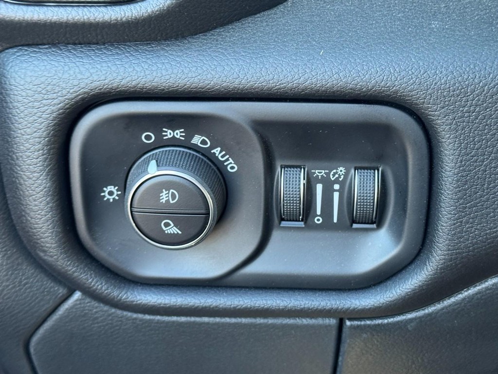 Ram 2500 Vehicle Full-screen Gallery Image 11