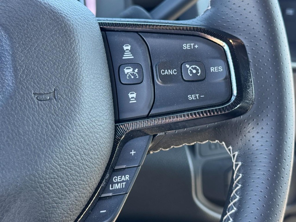 Ram 2500 Vehicle Full-screen Gallery Image 13