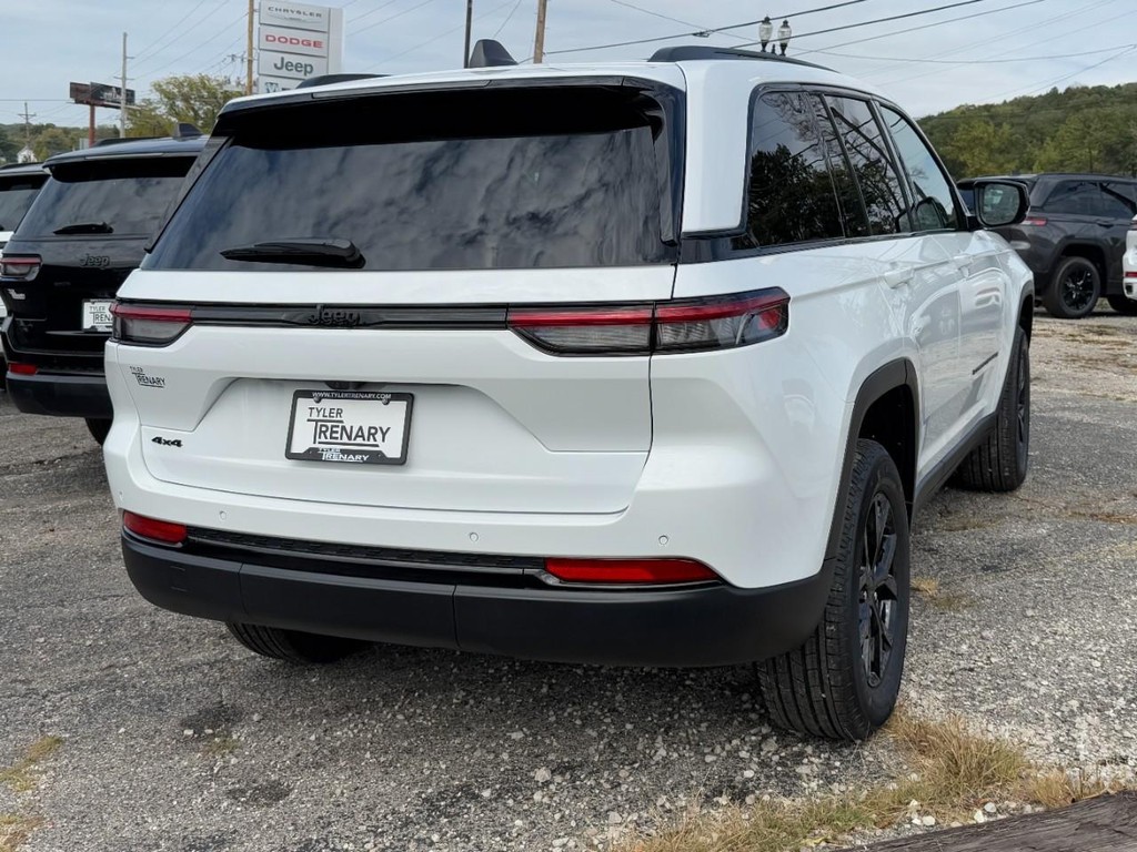 Jeep Grand Cherokee Vehicle Full-screen Gallery Image 03