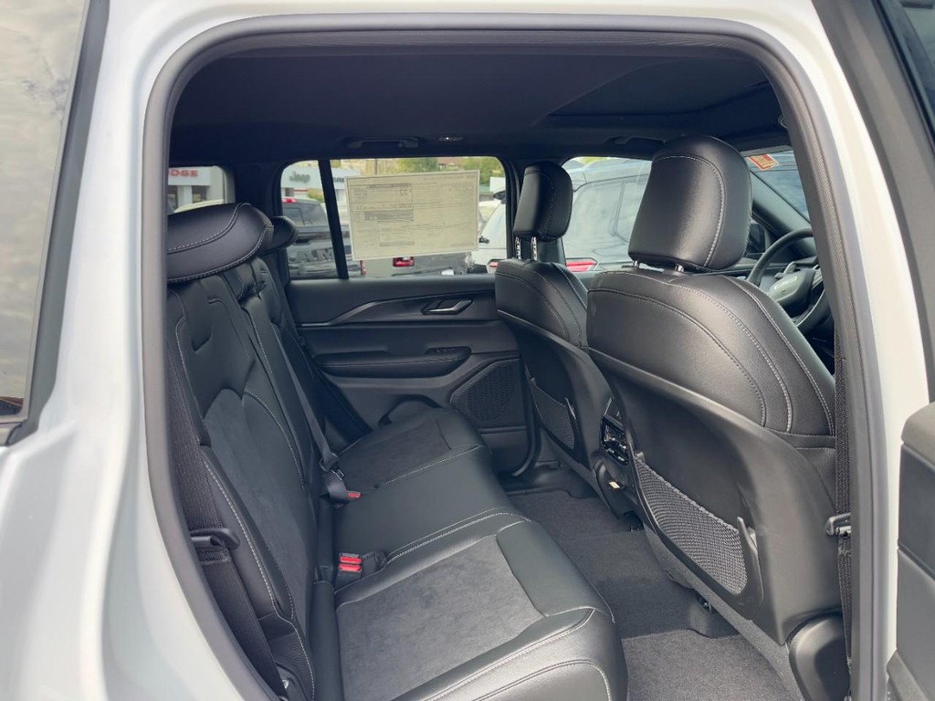 Jeep Grand Cherokee Vehicle Full-screen Gallery Image 05