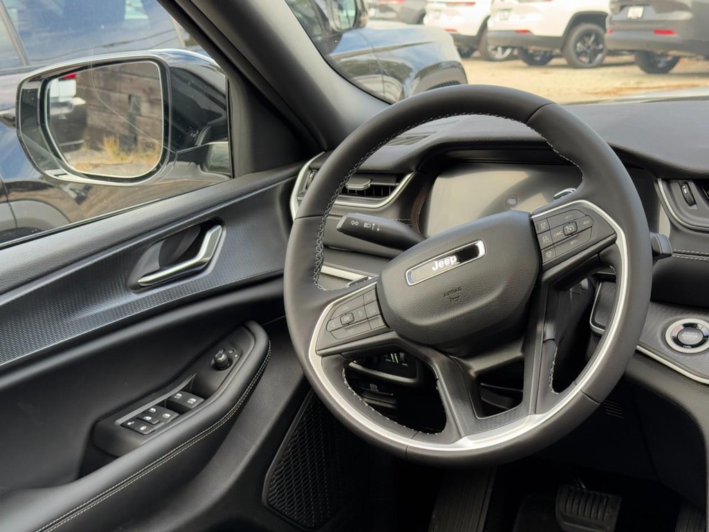 Jeep Grand Cherokee Vehicle Full-screen Gallery Image 08