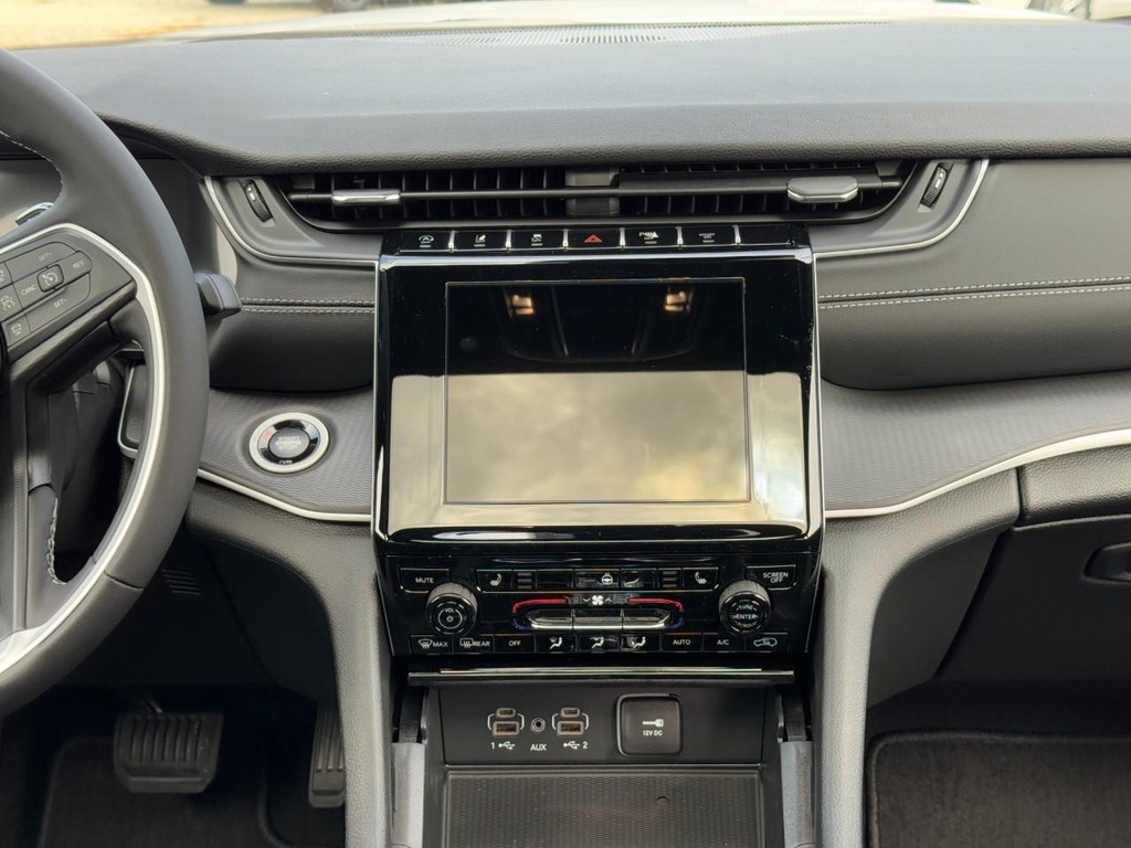 Jeep Grand Cherokee Vehicle Full-screen Gallery Image 09