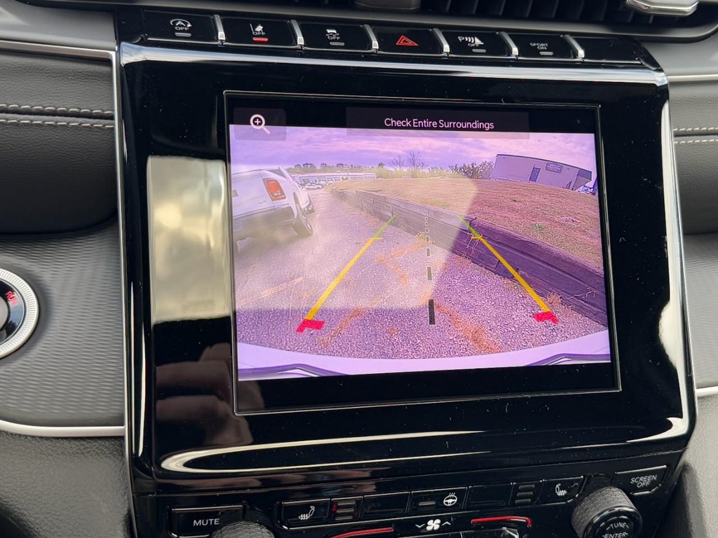 Jeep Grand Cherokee Vehicle Full-screen Gallery Image 17