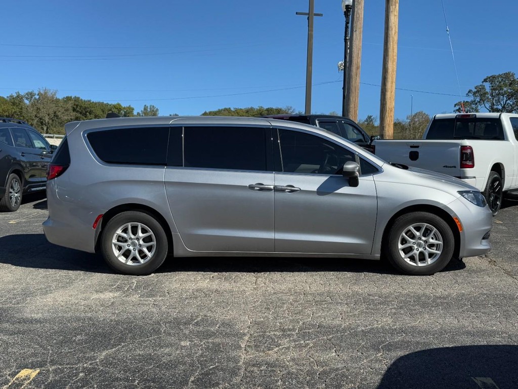Chrysler Voyager Vehicle Full-screen Gallery Image 02