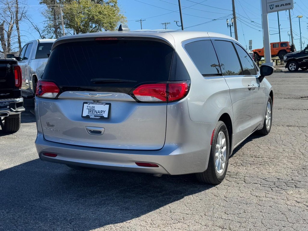 Chrysler Voyager Vehicle Full-screen Gallery Image 03