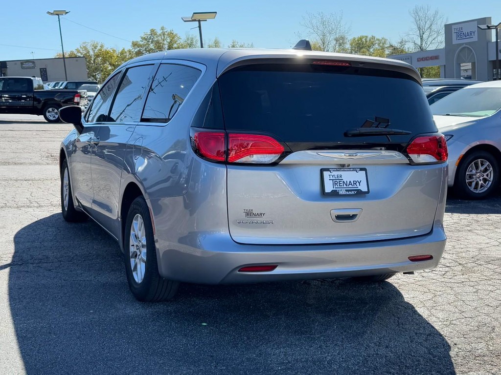 Chrysler Voyager Vehicle Full-screen Gallery Image 04