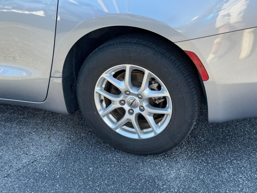 Chrysler Voyager Vehicle Full-screen Gallery Image 05