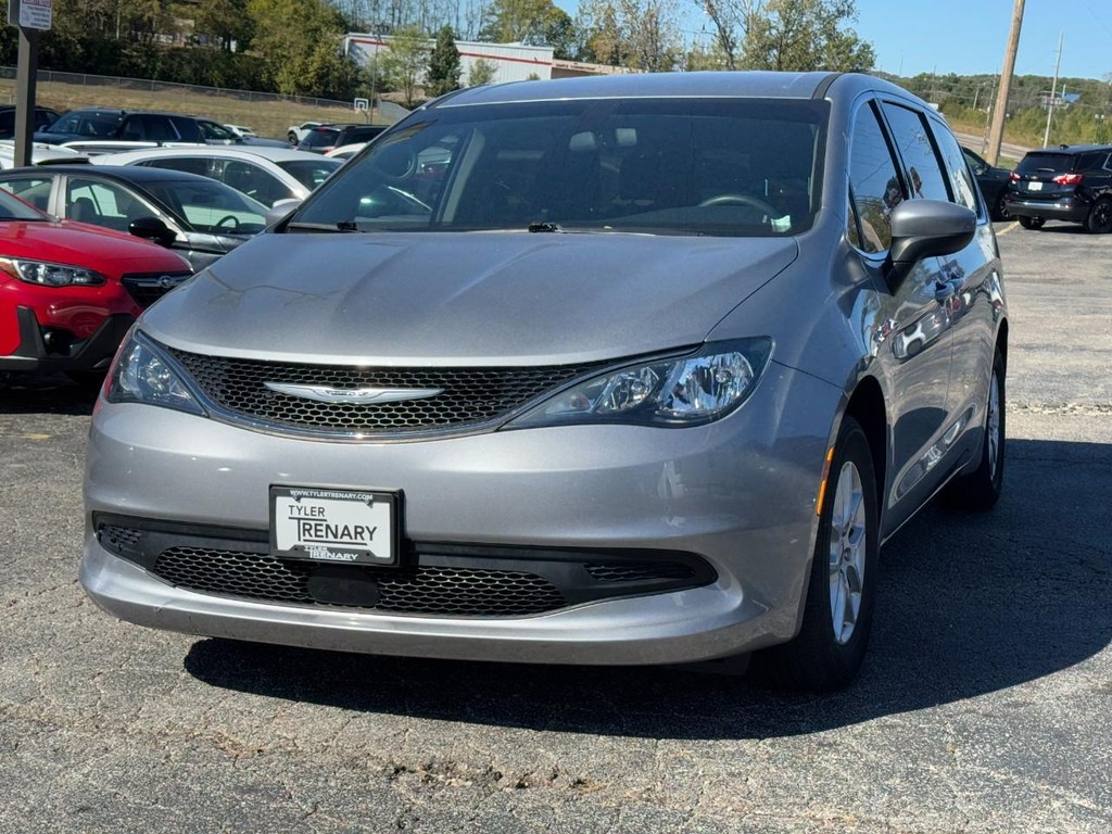 Chrysler Voyager Vehicle Full-screen Gallery Image 06