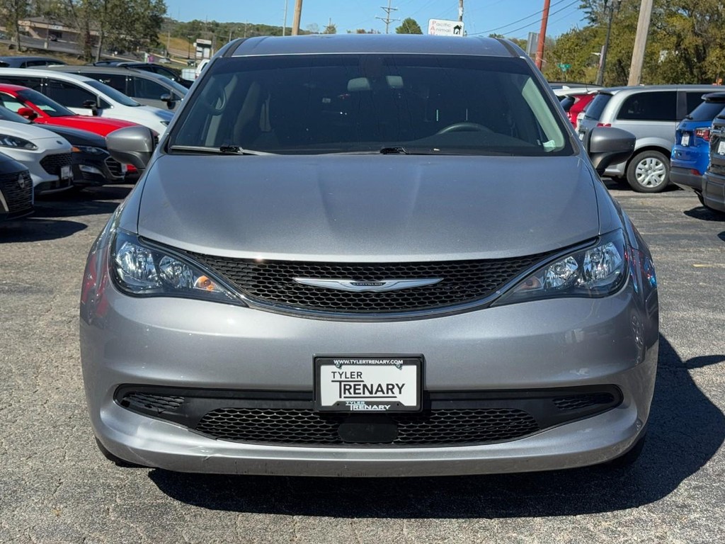 Chrysler Voyager Vehicle Full-screen Gallery Image 07