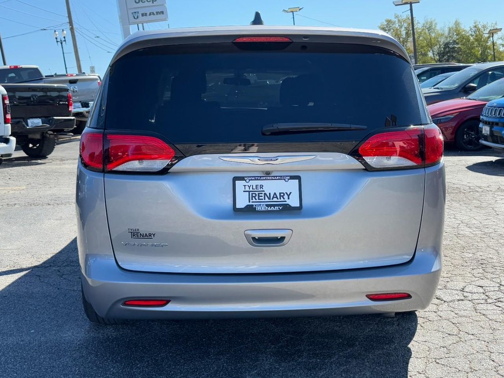 Chrysler Voyager Vehicle Full-screen Gallery Image 08