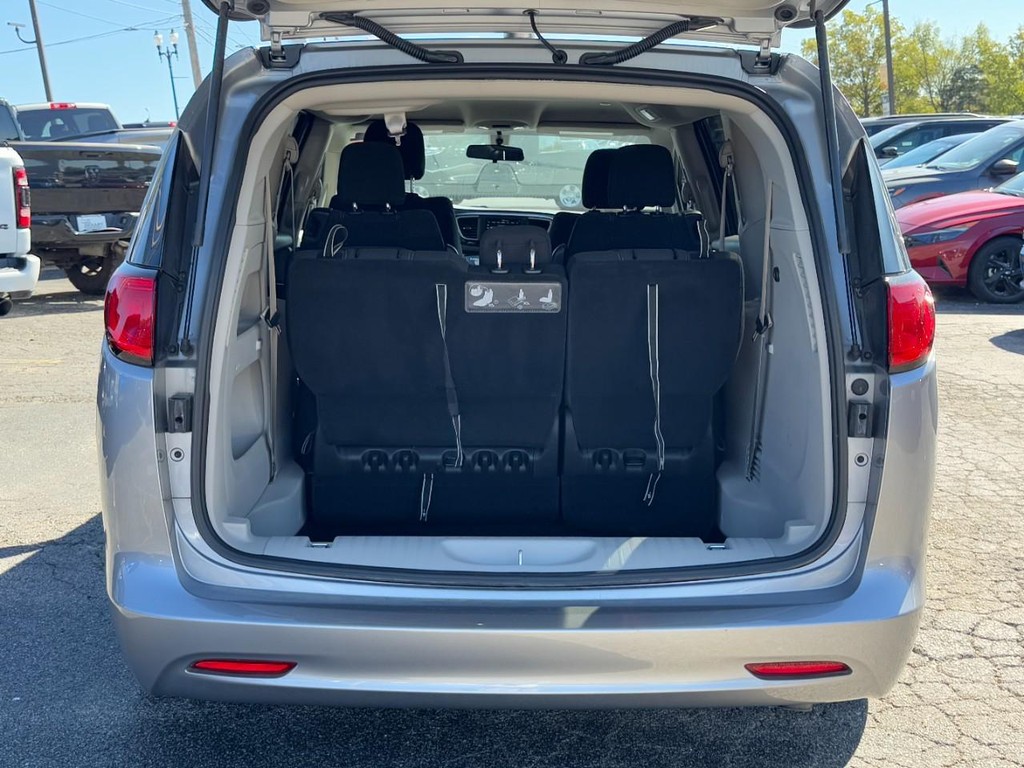 Chrysler Voyager Vehicle Full-screen Gallery Image 09