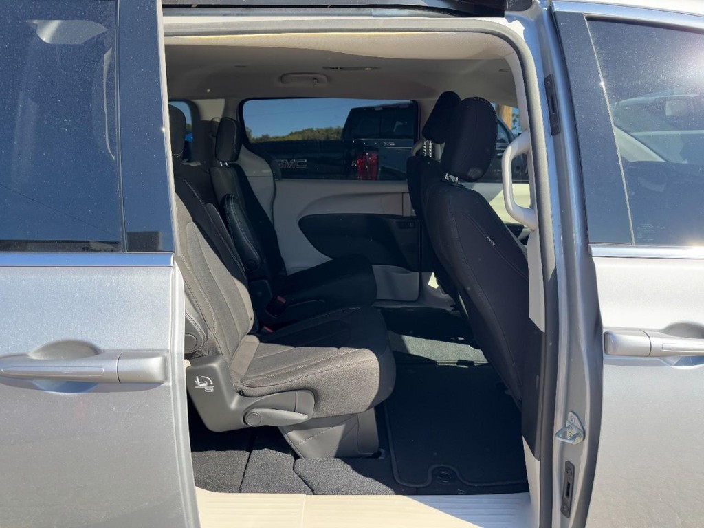 Chrysler Voyager Vehicle Full-screen Gallery Image 10