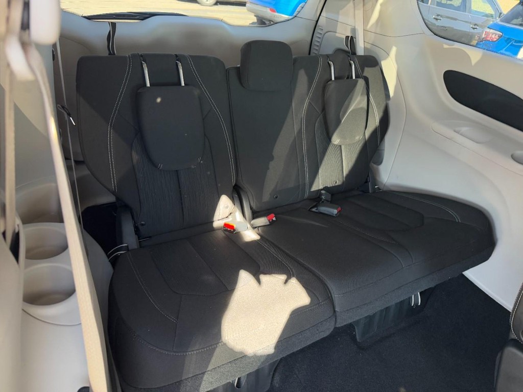 Chrysler Voyager Vehicle Full-screen Gallery Image 11