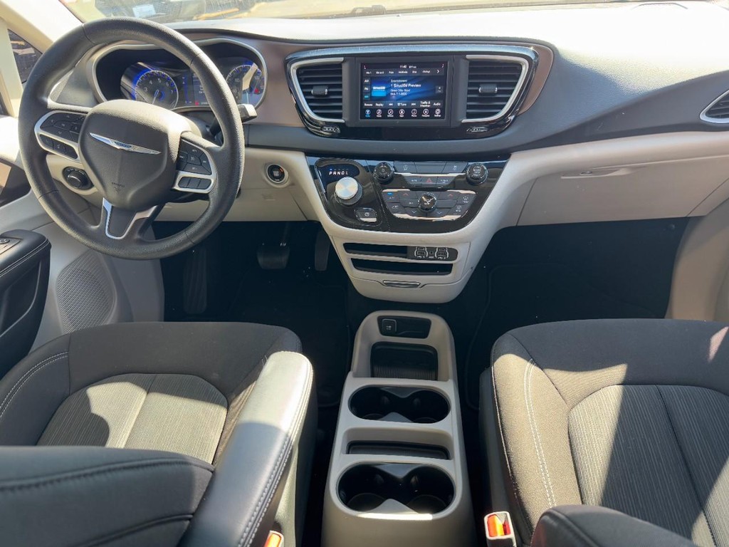 Chrysler Voyager Vehicle Full-screen Gallery Image 12