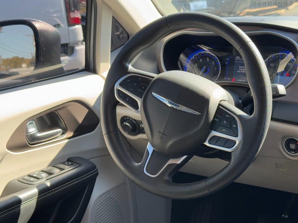 Chrysler Voyager Vehicle Full-screen Gallery Image 13