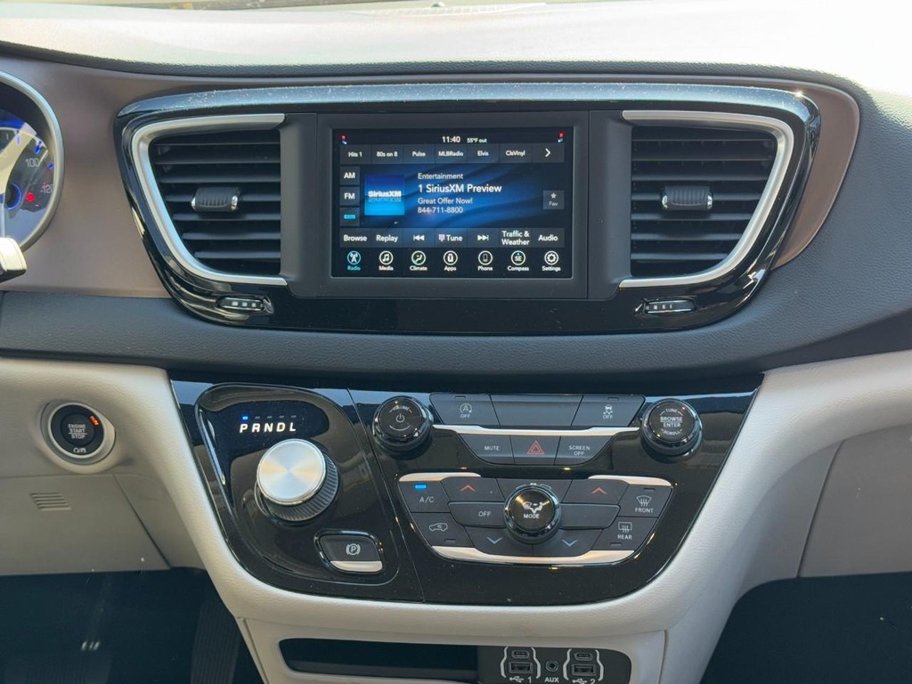 Chrysler Voyager Vehicle Full-screen Gallery Image 14