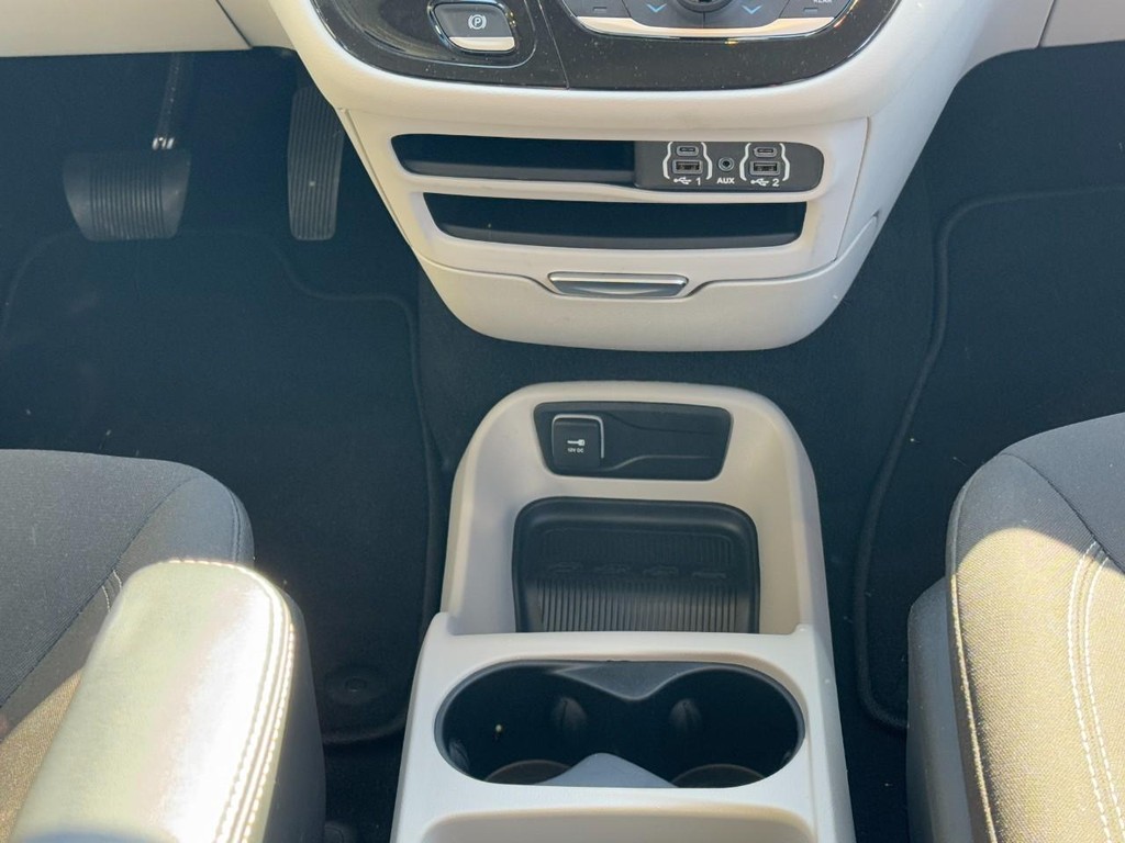 Chrysler Voyager Vehicle Full-screen Gallery Image 15