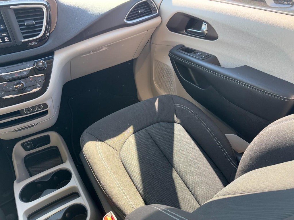 Chrysler Voyager Vehicle Full-screen Gallery Image 16