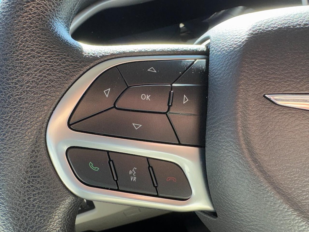 Chrysler Voyager Vehicle Full-screen Gallery Image 17