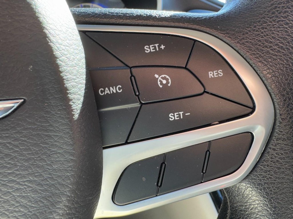 Chrysler Voyager Vehicle Full-screen Gallery Image 18