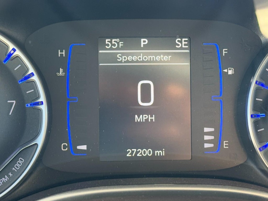 Chrysler Voyager Vehicle Full-screen Gallery Image 19