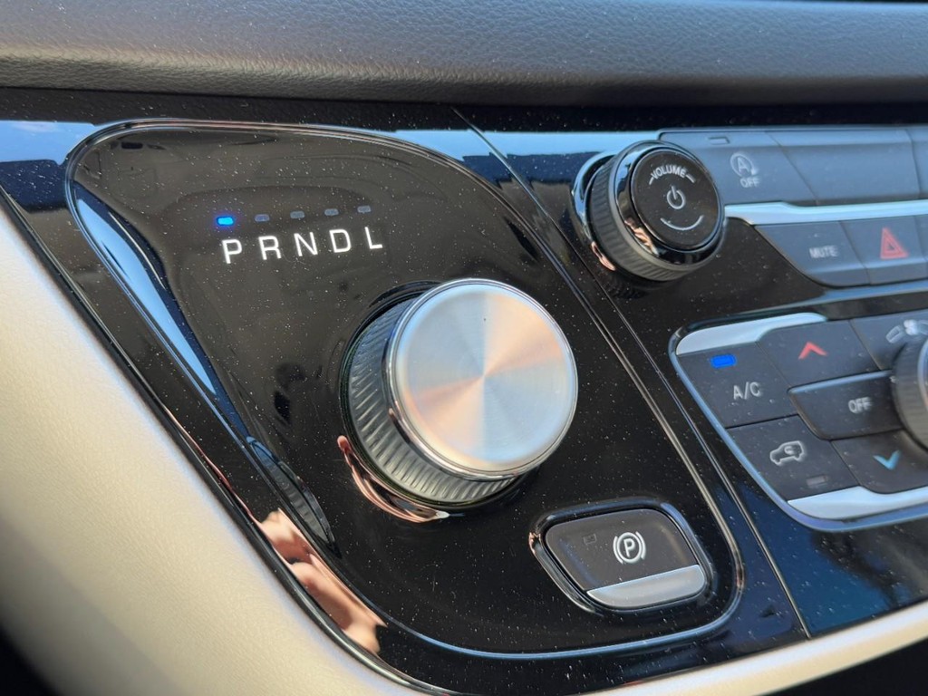 Chrysler Voyager Vehicle Full-screen Gallery Image 20