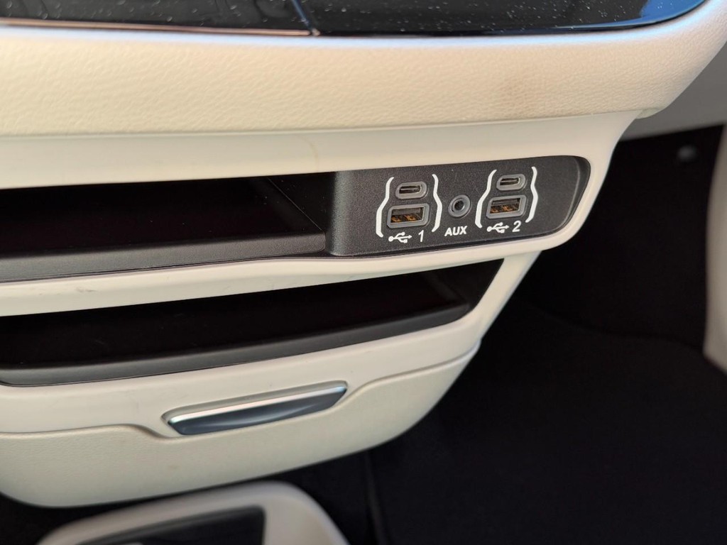 Chrysler Voyager Vehicle Full-screen Gallery Image 21