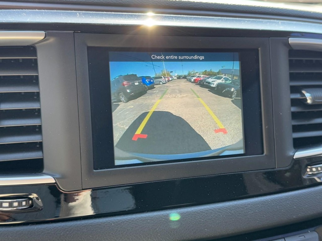 Chrysler Voyager Vehicle Full-screen Gallery Image 22