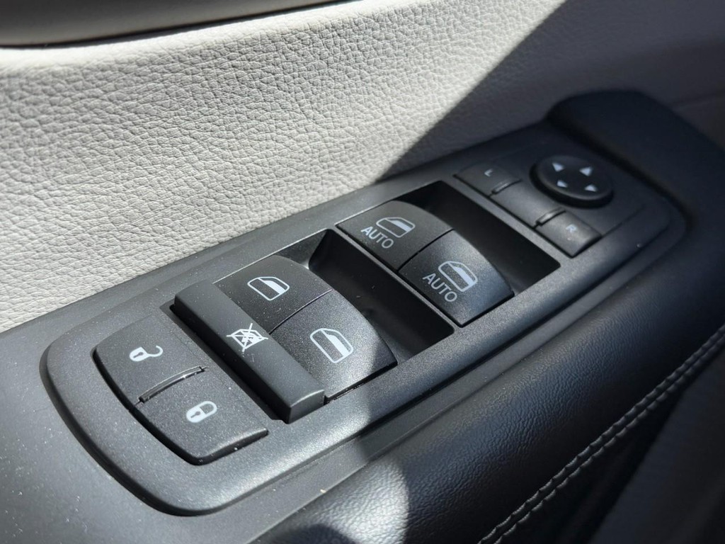 Chrysler Voyager Vehicle Full-screen Gallery Image 23