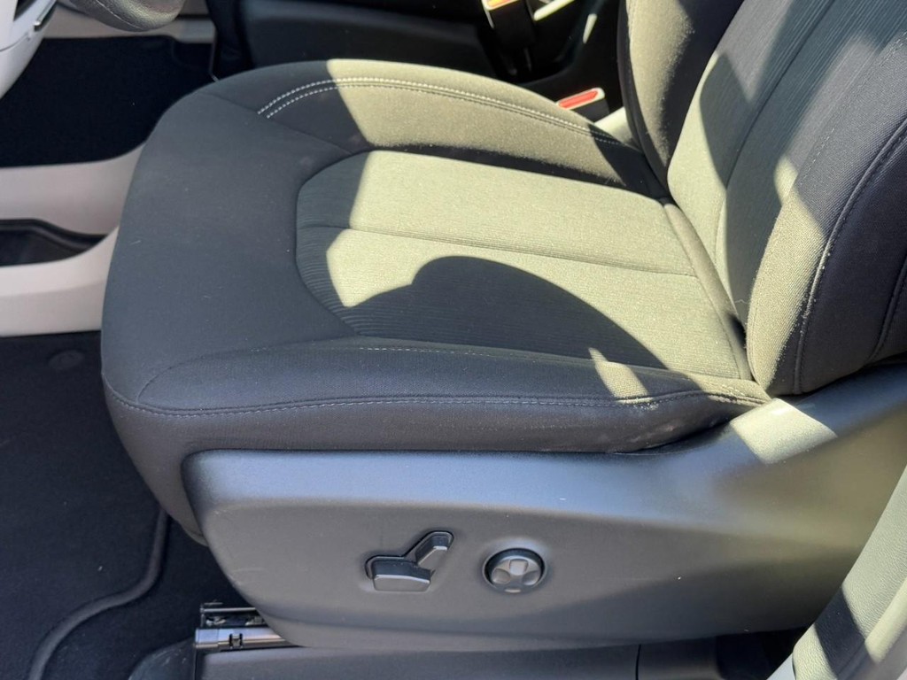 Chrysler Voyager Vehicle Full-screen Gallery Image 24