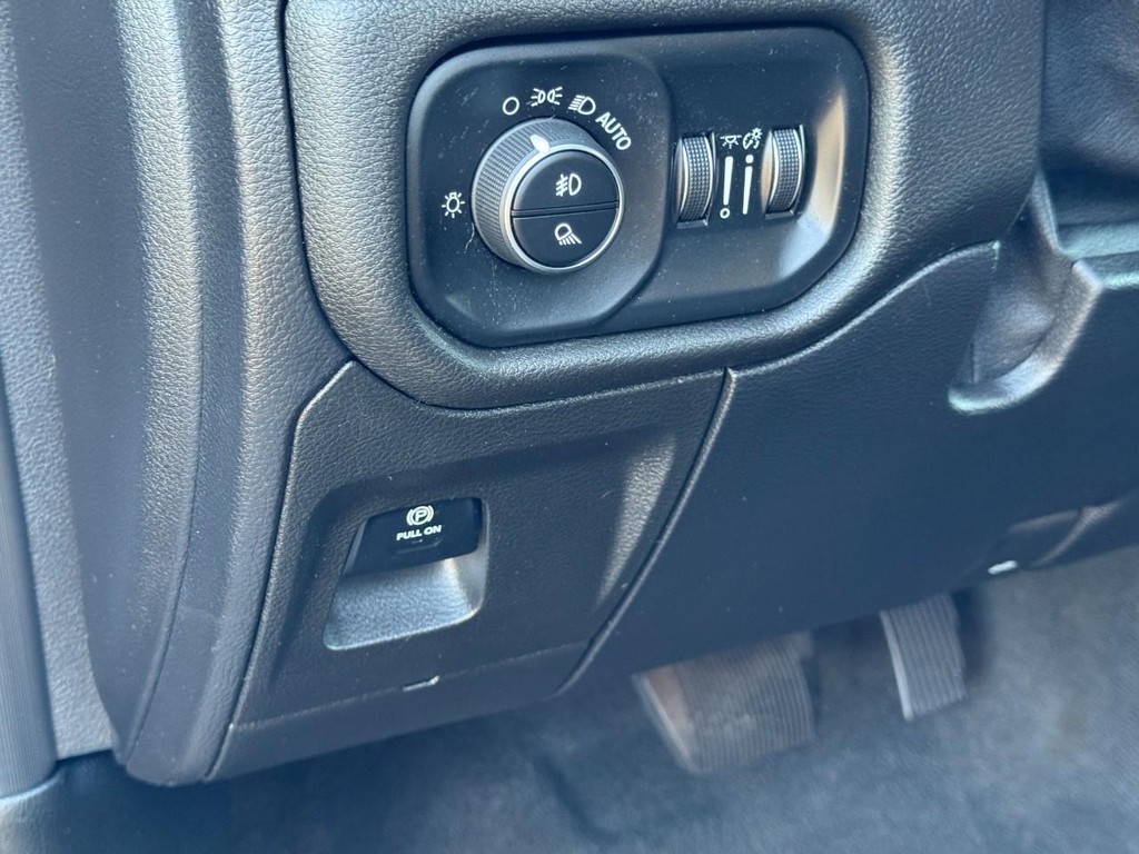 Ram 1500 Vehicle Full-screen Gallery Image 17