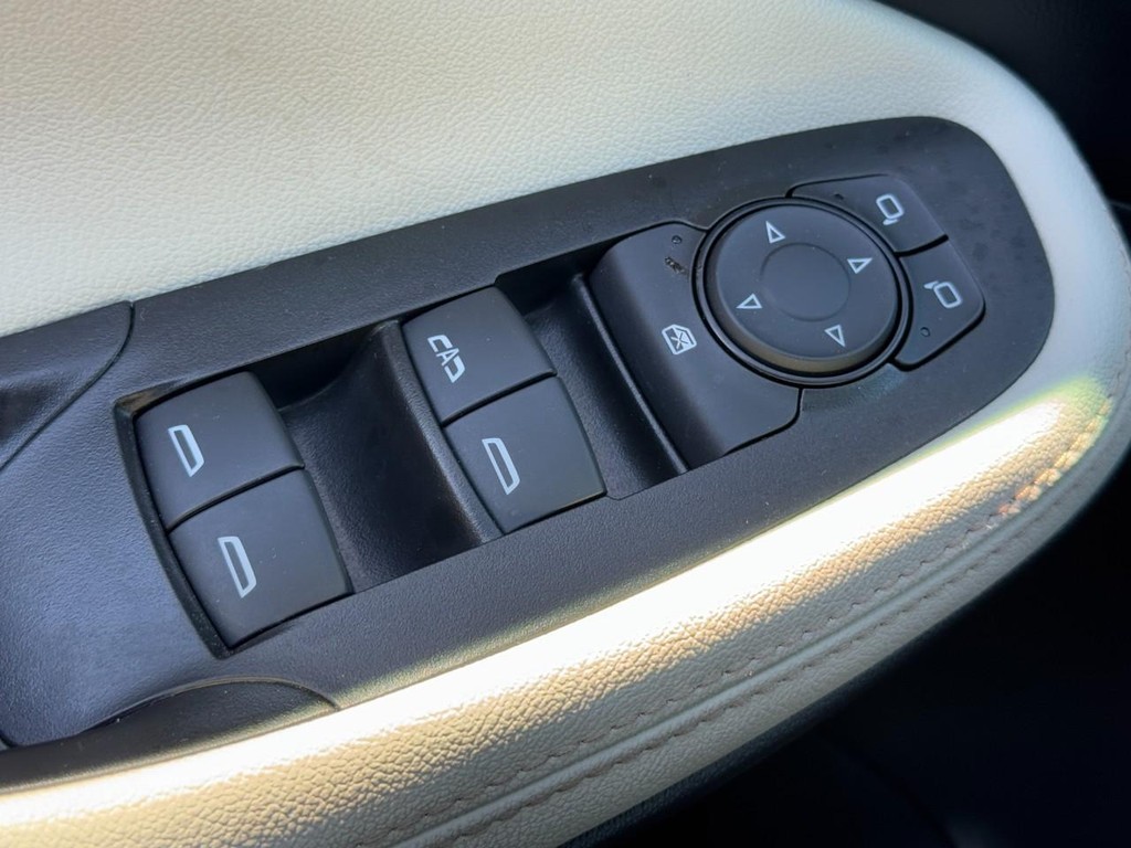 Buick Encore GX Vehicle Full-screen Gallery Image 23