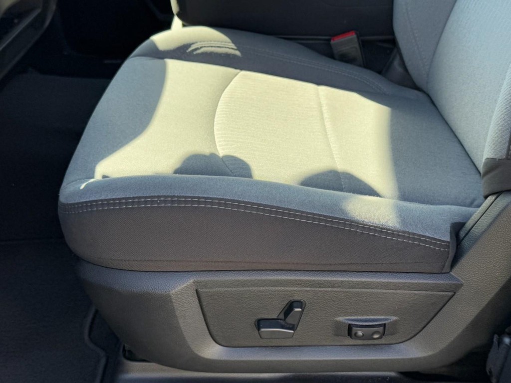 Ram 2500 Vehicle Full-screen Gallery Image 24