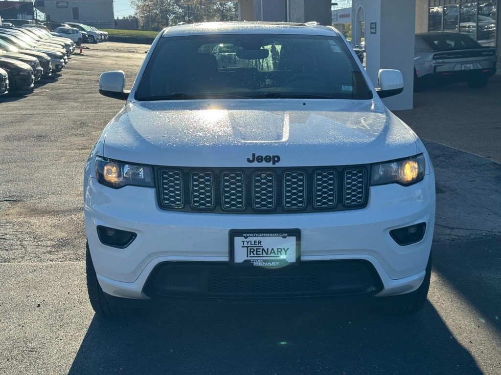 Jeep Grand Cherokee Vehicle Full-screen Gallery Image 09