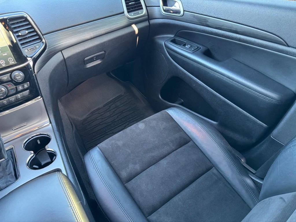 Jeep Grand Cherokee Vehicle Full-screen Gallery Image 15