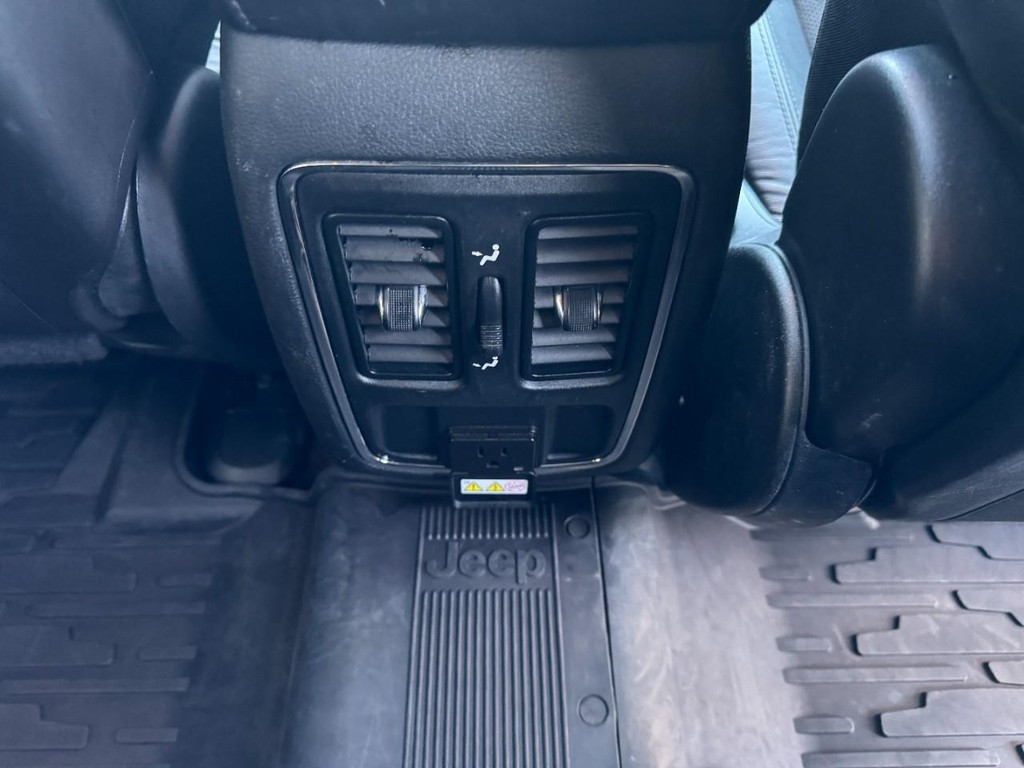 Jeep Grand Cherokee Vehicle Full-screen Gallery Image 16