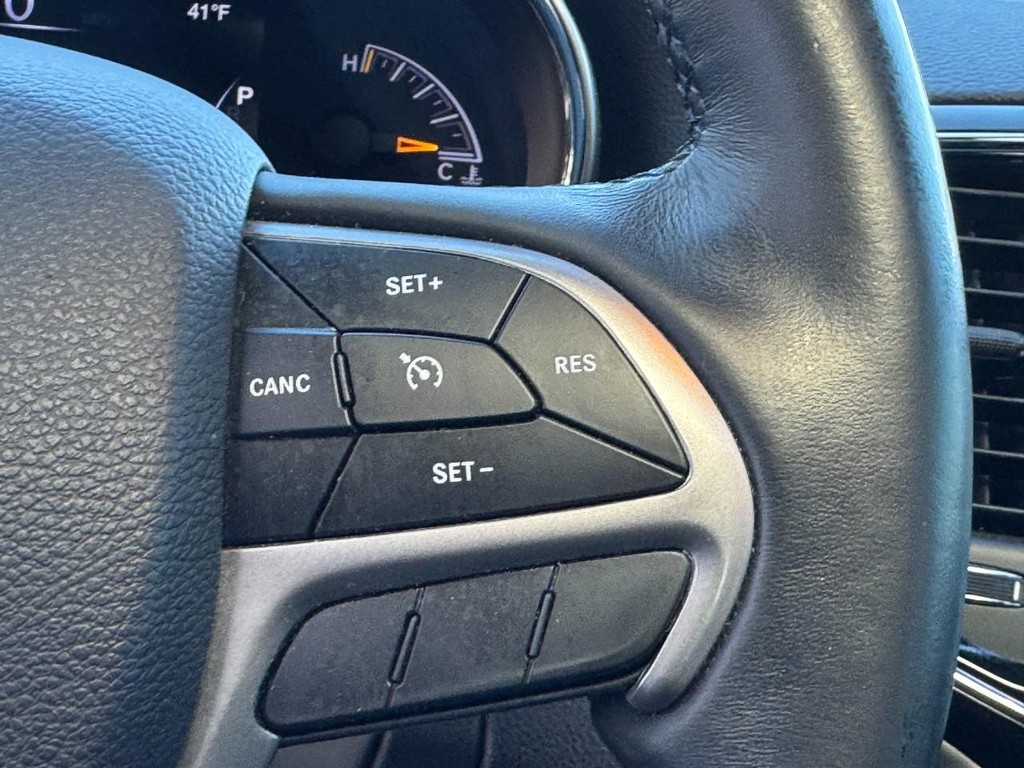 Jeep Grand Cherokee Vehicle Full-screen Gallery Image 19