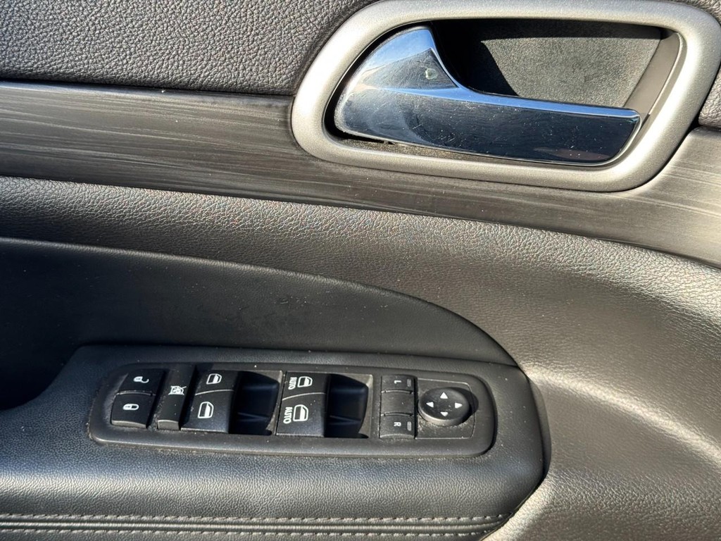 Jeep Grand Cherokee Vehicle Full-screen Gallery Image 23