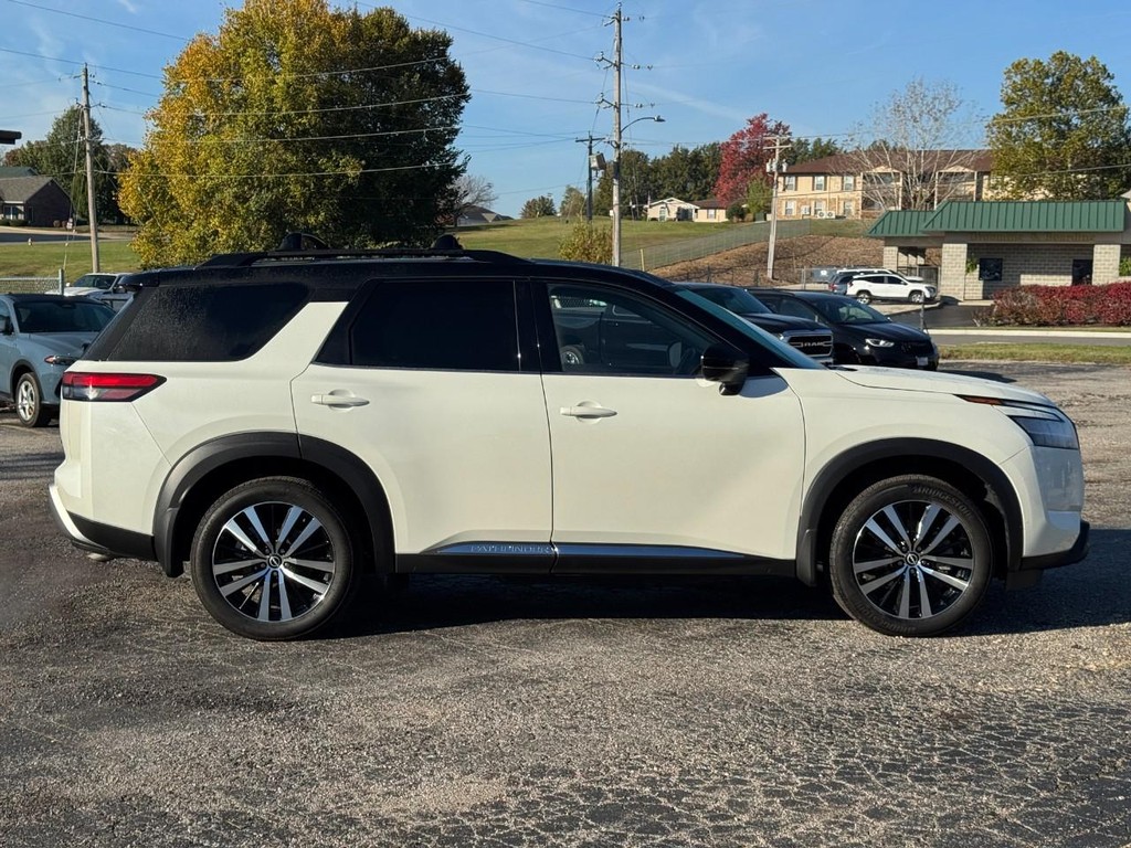 Nissan Pathfinder Vehicle Full-screen Gallery Image 02