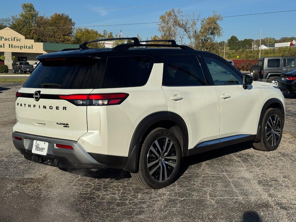 Nissan Pathfinder Vehicle Full-screen Gallery Image 03