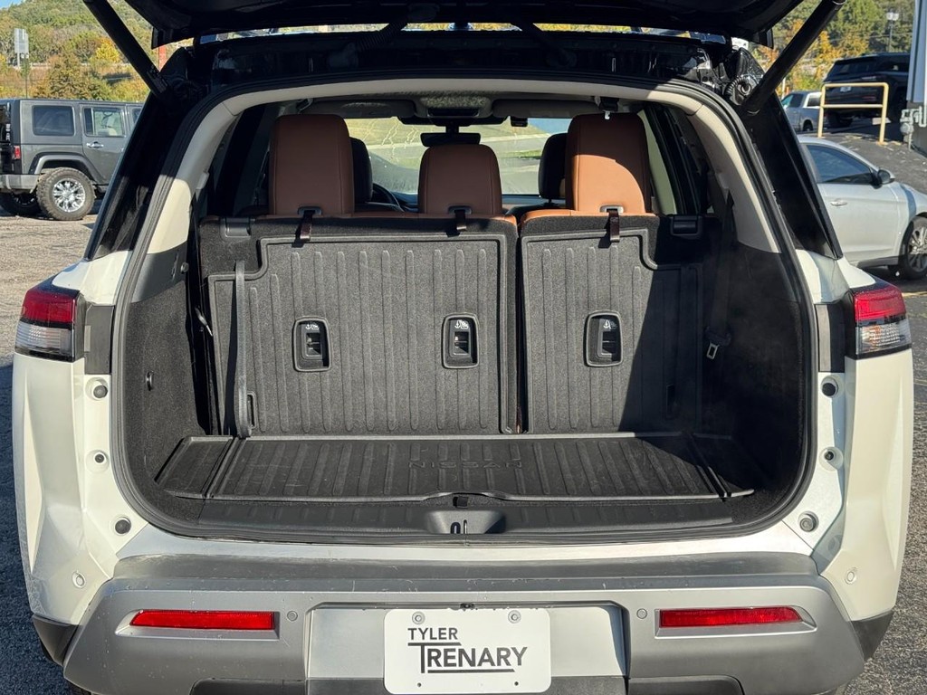 Nissan Pathfinder Vehicle Full-screen Gallery Image 04