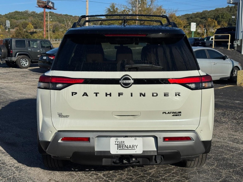 Nissan Pathfinder Vehicle Full-screen Gallery Image 05