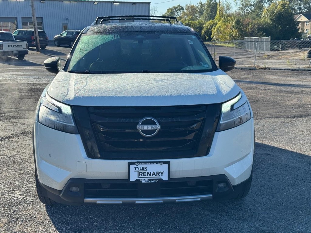 Nissan Pathfinder Vehicle Full-screen Gallery Image 09