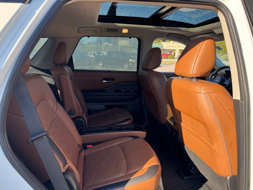 Nissan Pathfinder Vehicle Full-screen Gallery Image 10